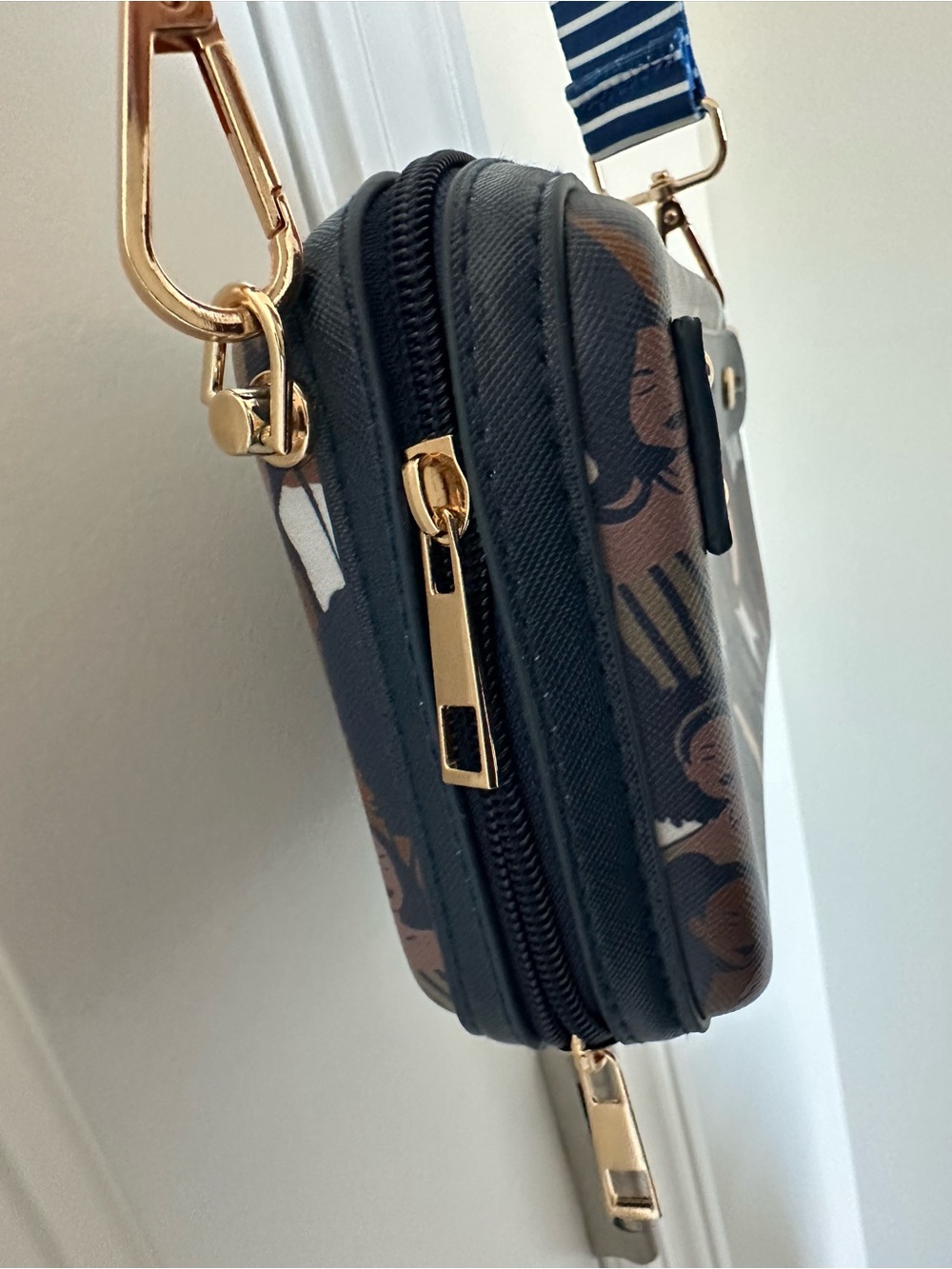 Izzy & Liv Crossbody Bag | Women Empowerment Print | Navy Blue | Gold Hardware - Picture 8 of 13